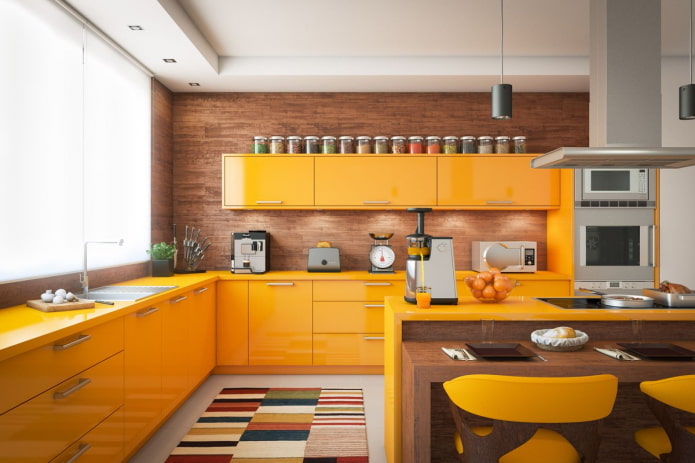 Kücheninterieur in Gelbtönen