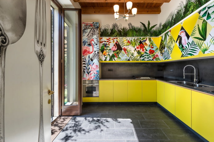 Möbel und Geräte im Kücheninterieur in Gelbtönen