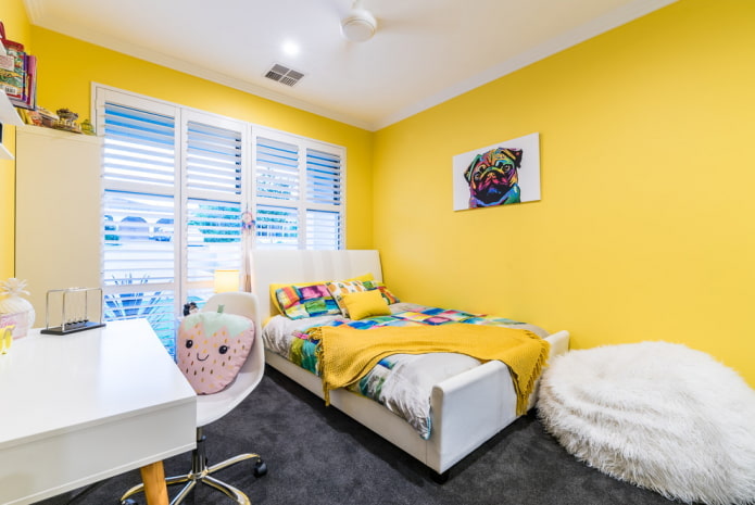 Mädchenschlafzimmer-Interieur in Gelbtönen