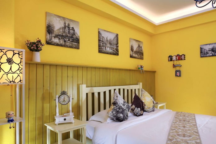 Dekor und Beleuchtung im Schlafzimmerinterieur in Gelbtönen