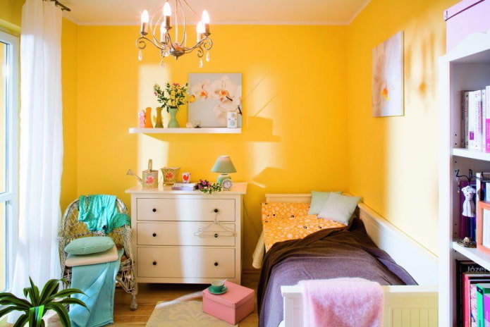 Mädchenschlafzimmer-Interieur in Gelbtönen