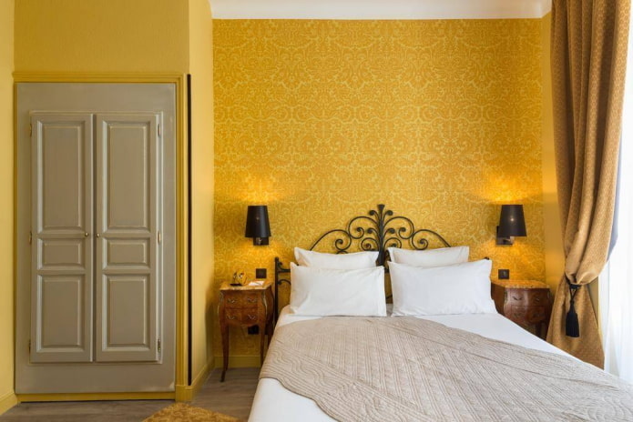 Möbel im Schlafzimmer in Gelb Tönen