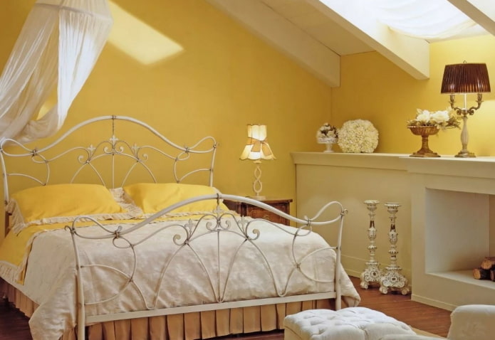 Gelbes Schlafzimmer im Provence-Stil