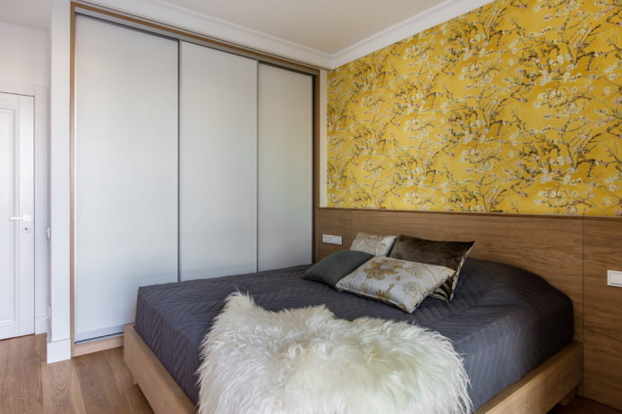 Gelbe Akzentwand im Schlafzimmer