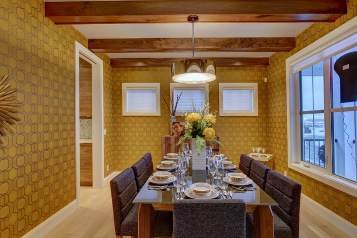 weiße Decke mit Holzbalken