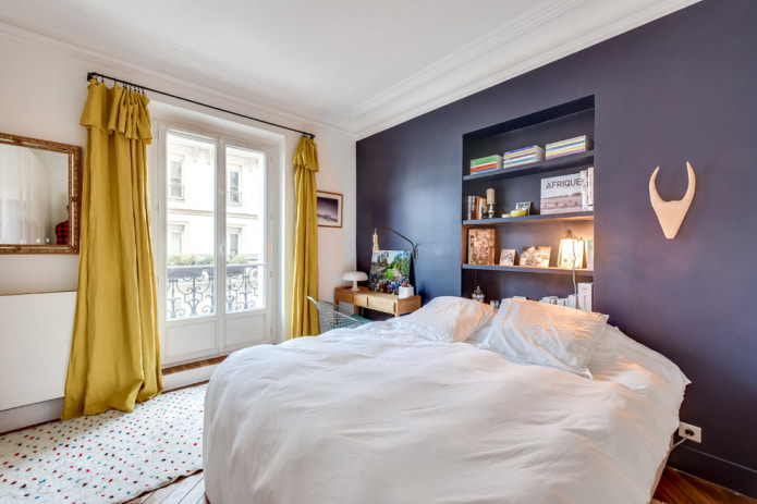 Gelbe Vorhänge im Schlafzimmer