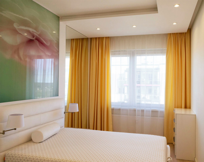 Schlafzimmer mit gelben Vorhängen