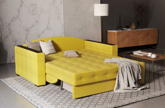 Gelbes Klappsofa im Innenraum