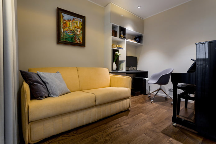blassgelbes Sofa im Innenraum