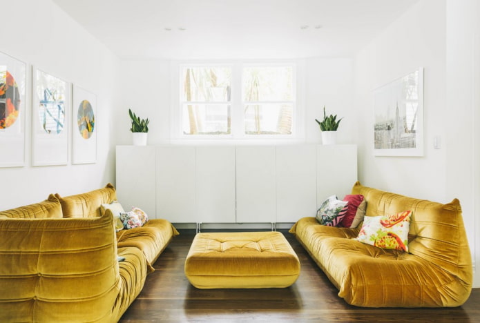 Goldenes Sofa im Innenraum