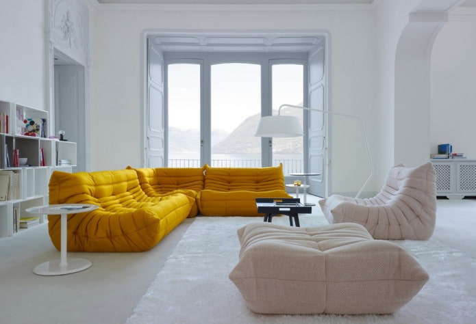 Leuchtend gelbes Sofa im Innenraum