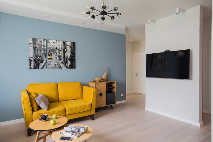 Gelbes Sofa im Wohnzimmer