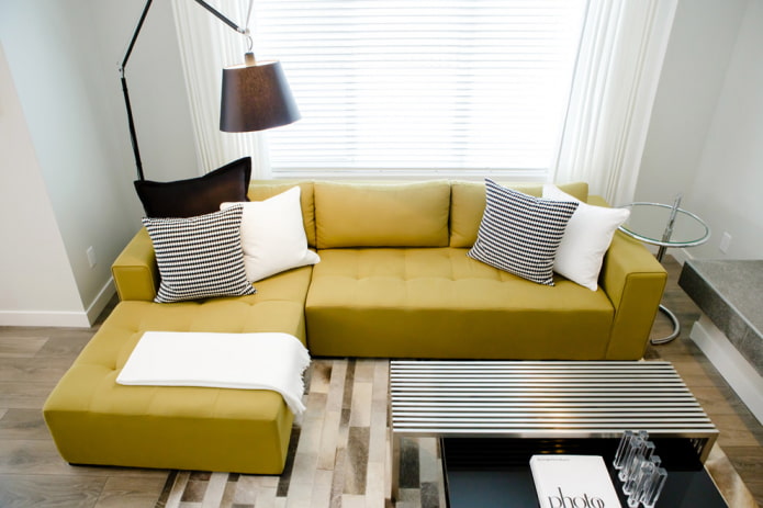 Senffarbenes Sofa im Innenraum