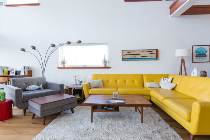 Gelbes Sofa mit Lederpolsterung im Innenraum