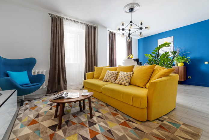 gelbes Sofa im Wohnzimmer
