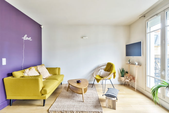 Gelbes Sofa auf Beinen im Innenraum