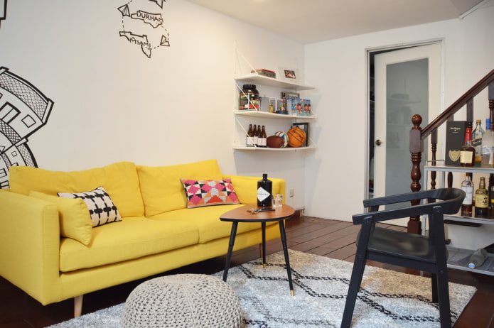 gerades gelbes Sofa im Innenraum