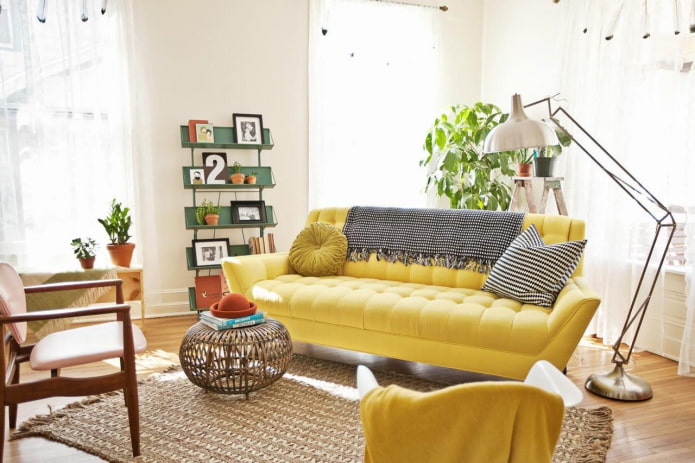 Gerades gelbes Sofa im Innenraum