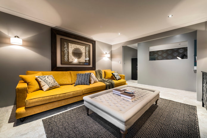 großes gelbes Sofa im Innenraum
