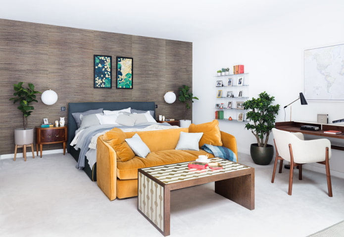 Gelbes Sofa im Schlafzimmer