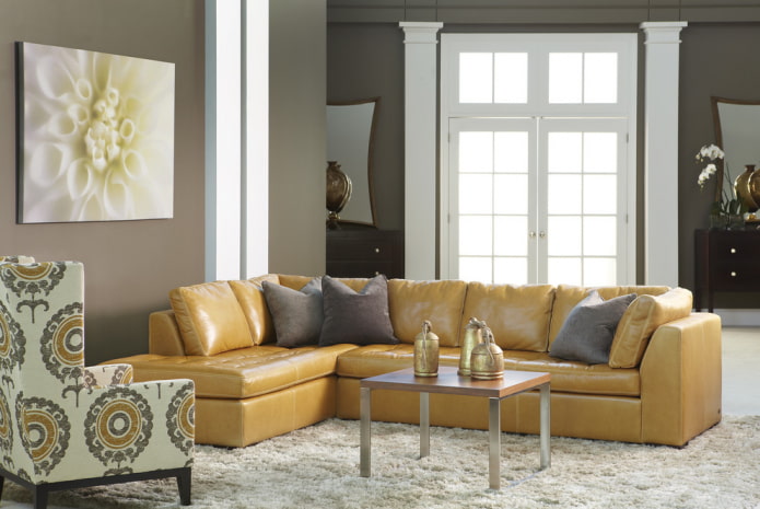 sandfarbenes Sofa im Interieur