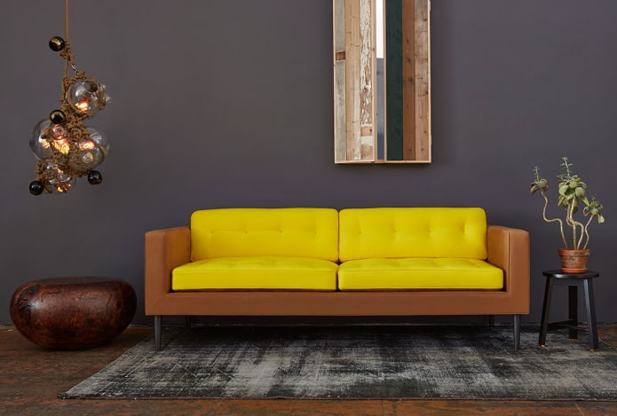 gelbes und braunes Sofa im Innenraum