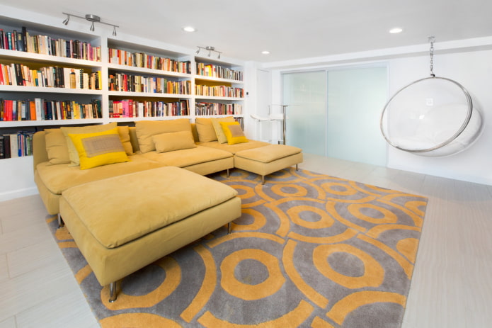 sandfarbenes Sofa im Interieur