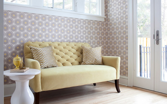 Gelbes Sofa im Flur