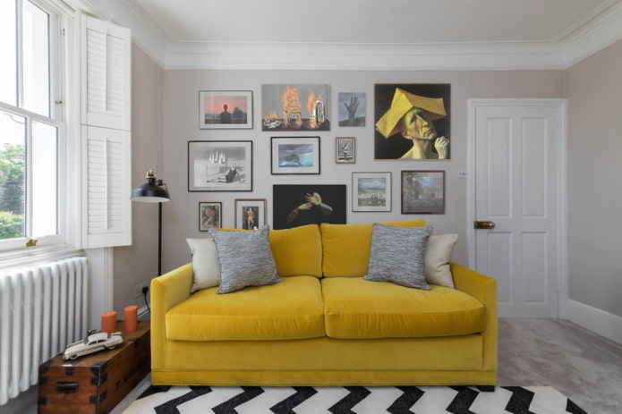 Gelbes Sofa mit Stoffbezug im Innenraum