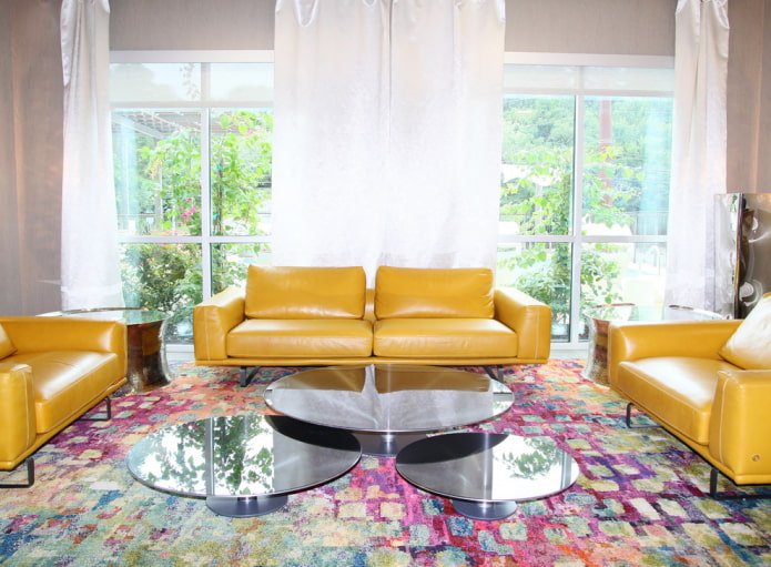 Gelbes Sofa mit Lederbezug im Innenraum