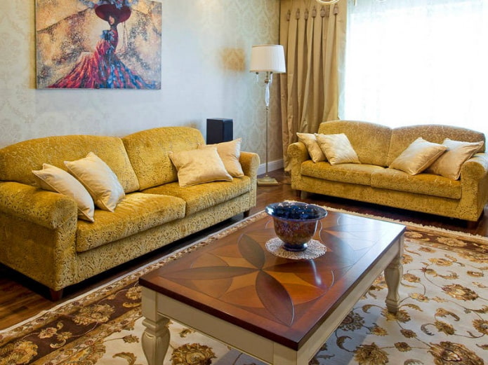 Gelbes Sofa im klassischen Stil
