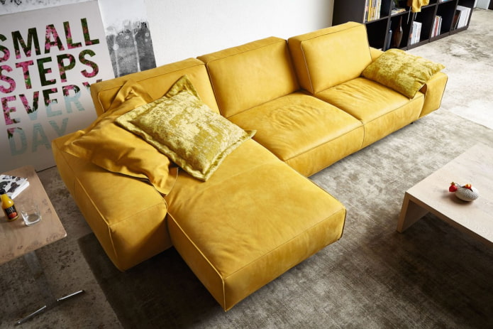 Gelbes Modulsofa im Innenraum
