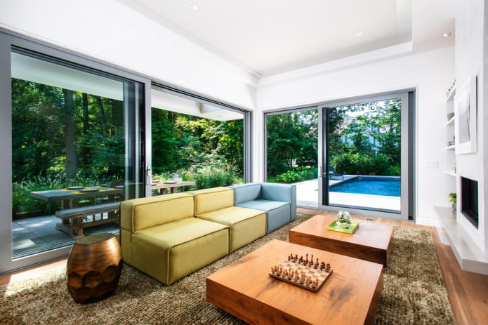 blau-gelbes Sofa im Innenraum