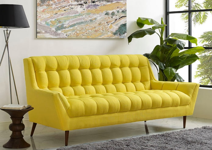 Gelbes Sofa auf Beinen im Innenraum