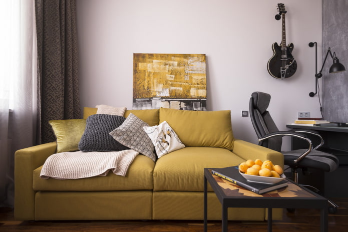 Kombination aus gelbem Sofa und Decke