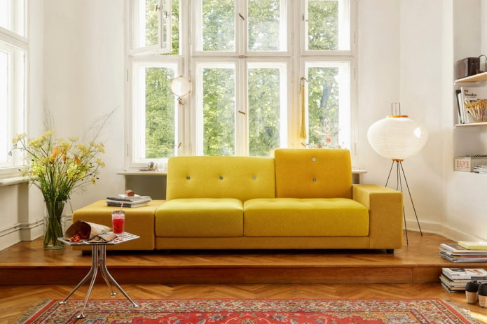 Gelbes Sofa mit Stoffpolsterung im Innenraum