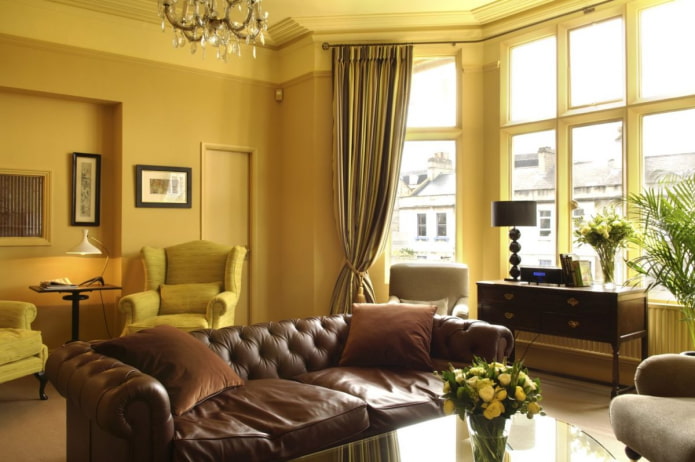 dunkelgelbes Wohnzimmer mit braunem Ledersofa