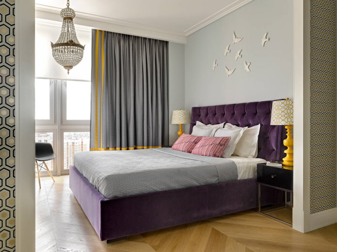 Schlafzimmer mit violetten und gelben Akzenten