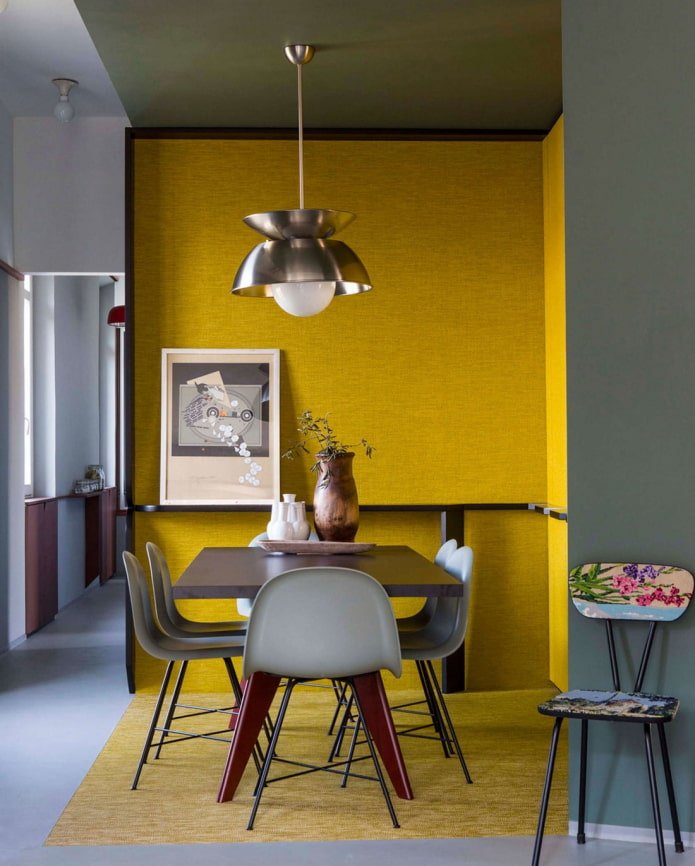 Gelbe Wand im Esszimmer