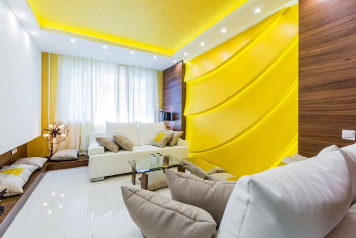 Gelbe Spanndecke und Wanddekor im Wohnzimmer