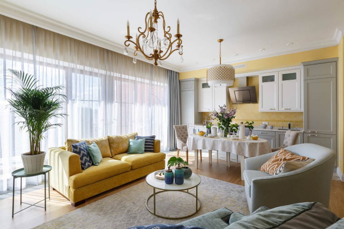 Gelbes Sofa, das zur Wand im Wohnzimmer passt