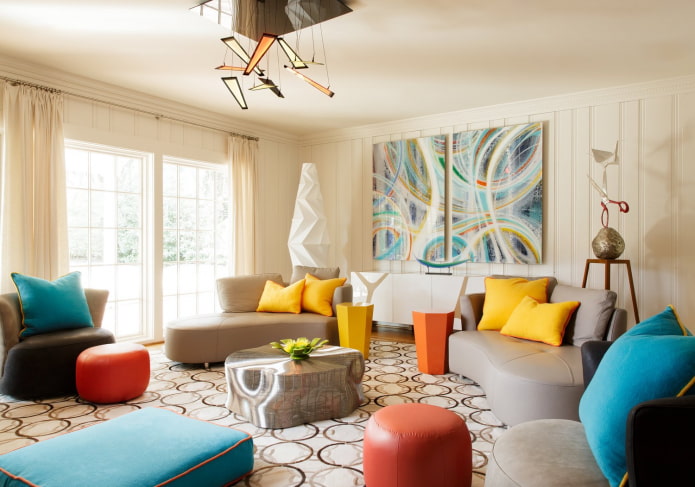 Wohnzimmer im Avantgarde-Stil mit gelben, roten und türkisfarbenen Akzenten