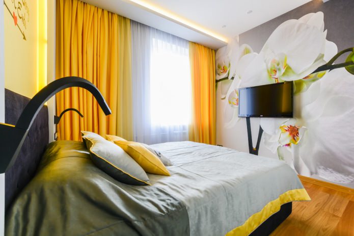 Schlafzimmer mit gelben Vorhängen und Fototapete