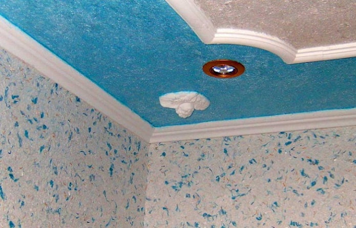 Blaue Flüssigtapete an der Decke