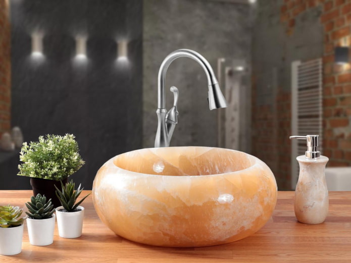 Waschbecken aus Flüssigstein unter Onyx