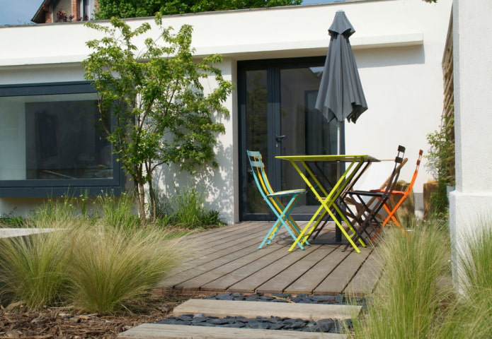 Gräser in der Nähe der Veranda