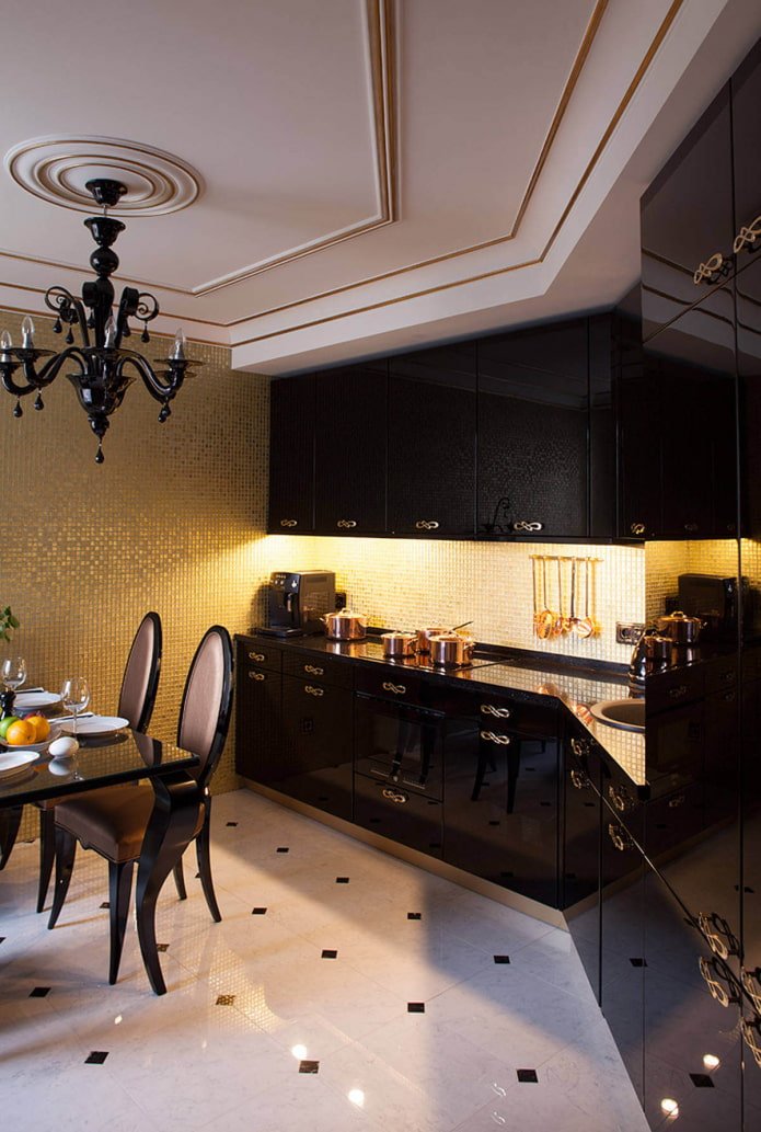 Goldene Wände in einer Küche aus Mosaik