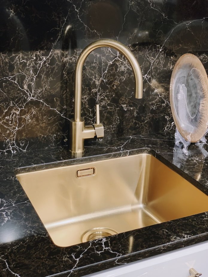 goldenes Waschbecken mit Wasserhahn