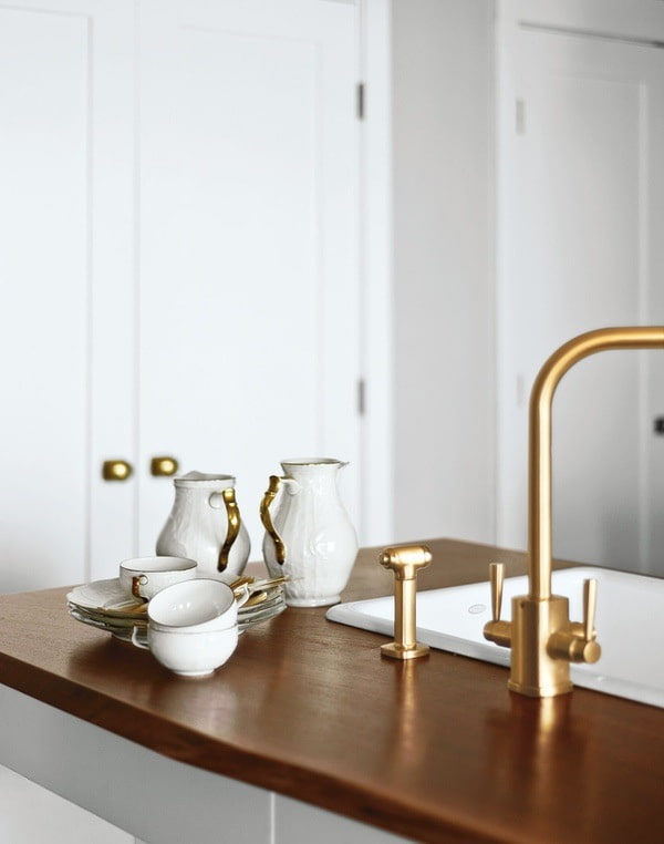 Geschirr mit goldenen Details