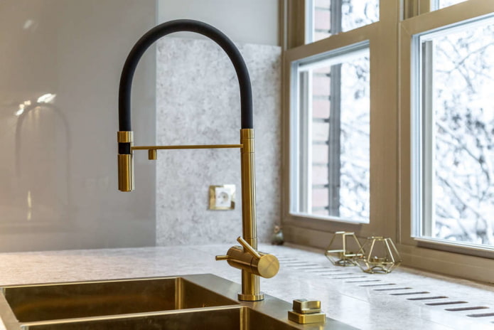schwarzer Wasserhahn mit Gold